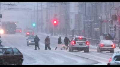 戈梅尔，白俄罗斯。冬季雪暴晚上索维斯卡娅大街上的城市交通