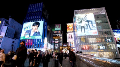 4k时光流逝:在日本大阪道顿堀，人们走在夜间购物街上