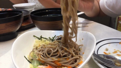 男孩和妈妈一起吃面条