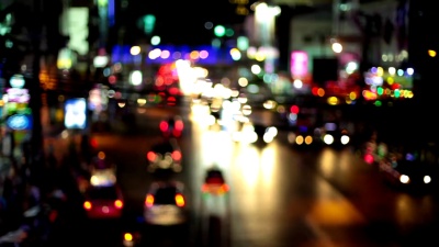 当我们沿着城市街道旅行时，高清夜灯会发出条纹。环路