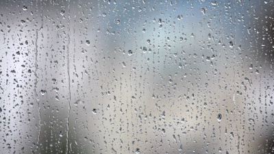 高清雨滴落在窗户上