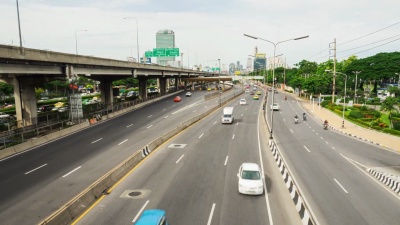 高速公路高峰期交通拥堵