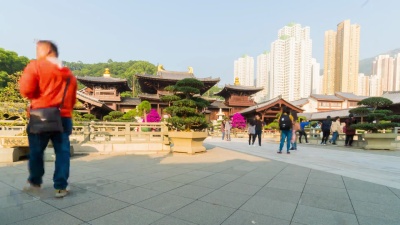 走在香港寺庙的人