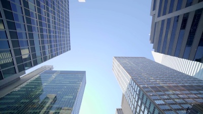 现代城市景观和国际金融区的外景。房地产公寓投资市场