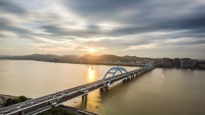 杭州阴天跨江大桥天时 