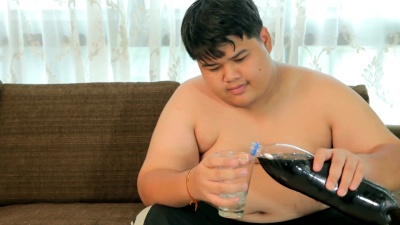 亚洲胖子在家喝可乐
