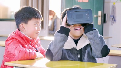 小学生在教室中使用VR学习。