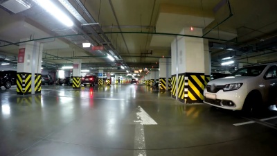 POV驾车穿过城市地下停车场，实时。汽车进入停车场。地下停车场可以是购物中心、酒店、住宅楼、租车或市政地下停车场