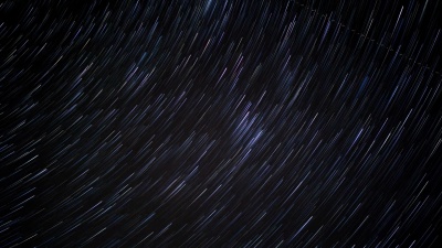 夜空星迹延时摄影背景。夜空中的星迹