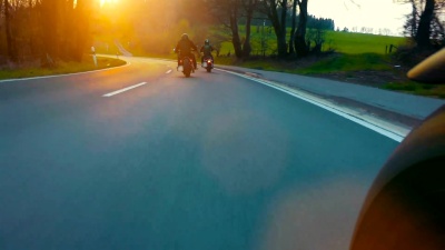 自然景观道路上的摩托车