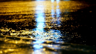 雨天夜间交通灯反射在水面上