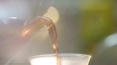 近距离倒茶