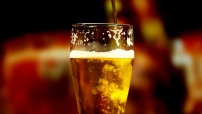 倒一杯啤酒