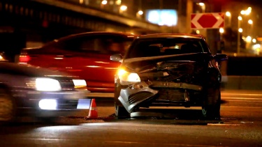 夜间道路撞车