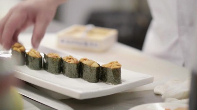 日本厨师准备寿司