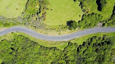 新西兰南岛绿山和公路鸟瞰