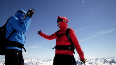 登山者在山顶上欢呼