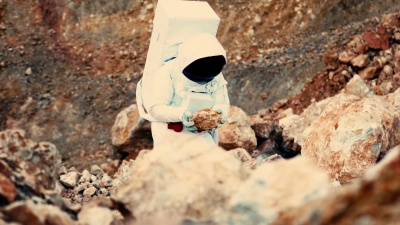 宇航员在岩石火星上