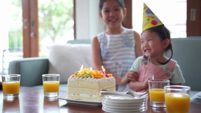 亚洲家庭庆祝生日