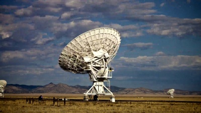 云层在卫星天线上方移动
