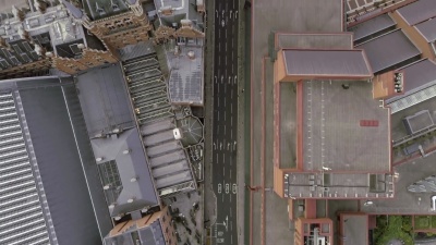 鸟瞰伦敦街道和交通道路标志 