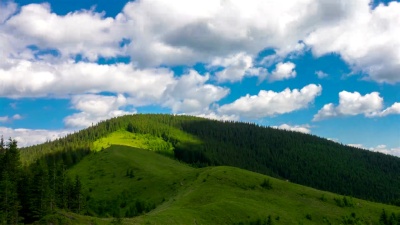 具有快速云层和阴影的山地景观
