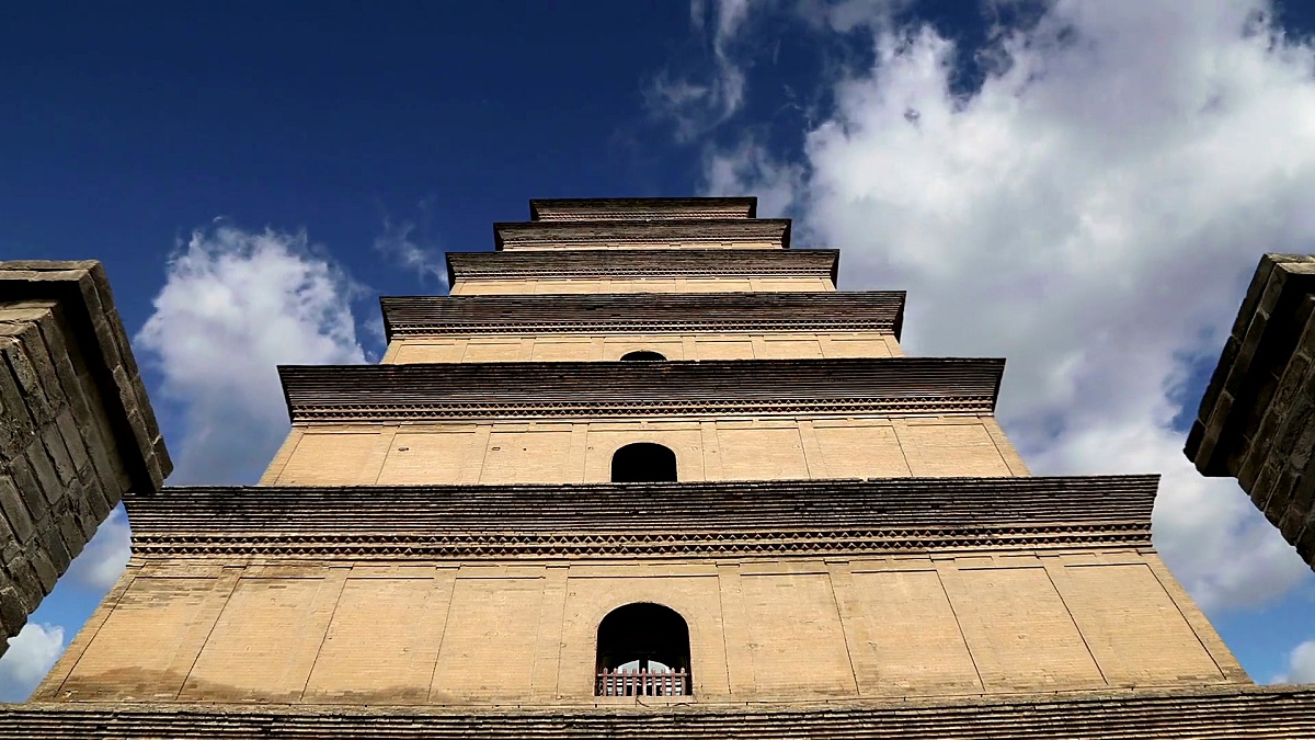 巨型雁塔或大雁塔，是位于中国陕西省西安(西安)南部的一座佛塔