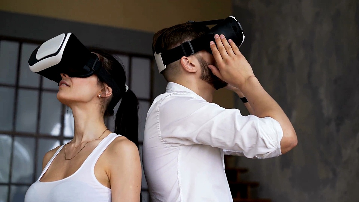 戴着现代VR眼镜的男孩和女孩环顾四周