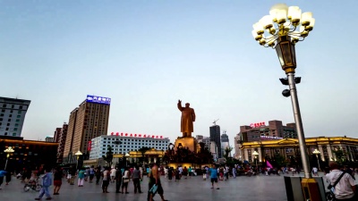 中国沈阳-2014年8月1日 晚上，中国沈阳中山广场上的人们(达摩)跳舞