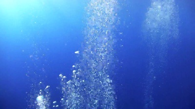 蓝水中的气泡