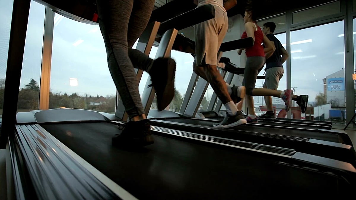 下面是健身房里在跑步机上慢跑的运动员。慢动作。