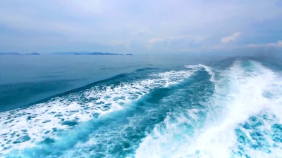 蓝色海洋上的船醒