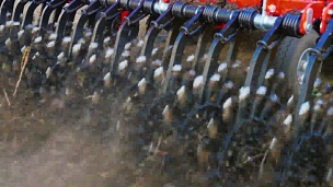 Steadicam跟踪镜头 农业机械的一部分是旋转耕种机的特写镜头。处理地面以除去杂草并防止土壤干燥
