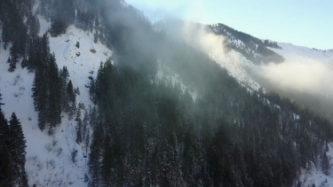 鸟瞰白雪皑皑的云山