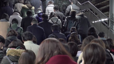   日本大众公共交通拥挤的人群