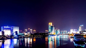 夜里宁波河岸的天际线和照明建筑。