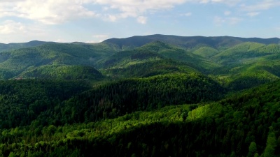 夏季喀尔巴阡山脉鸟瞰。