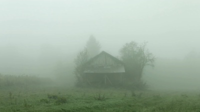 废弃的旧木屋。雾蒙蒙的秋景