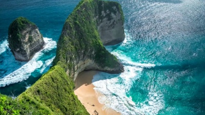 印度尼西亚巴厘岛Nusa Penida岛的Manta Bay或Kelingking海滩上滚滚的波浪