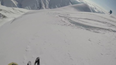 高山滑雪者下降粉坡的POV