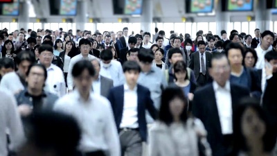 一群通勤者在东京上班的路上