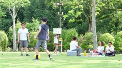 一家人在公园野餐