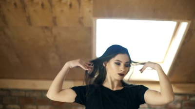 美丽的运动女孩跳舞时尚和跳跃特写