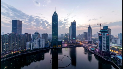 延时摄影 武汉天际线从白天到晚上高峰时段的风景鸟瞰，中国