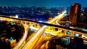 现代城市的天际线和杭州的交通夜晚，延时摄影。