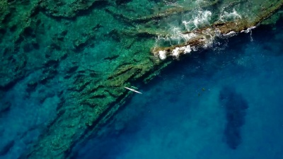 皮划艇探索毛伊岛海岸的浅滩和海龟