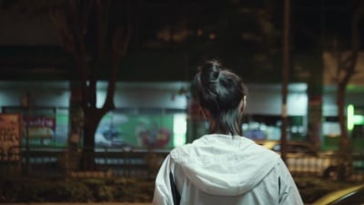 年轻女子在等计程车或搭便车。