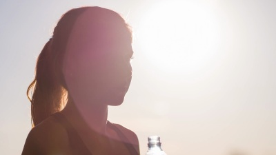 年轻女运动员运动后饮水