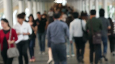人群在曼谷CBD的公共天桥上行走