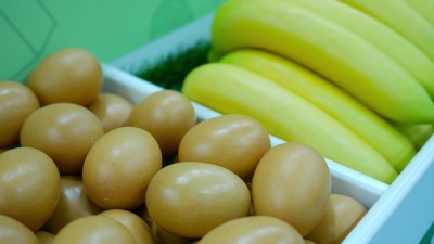 架子上的玩具食品